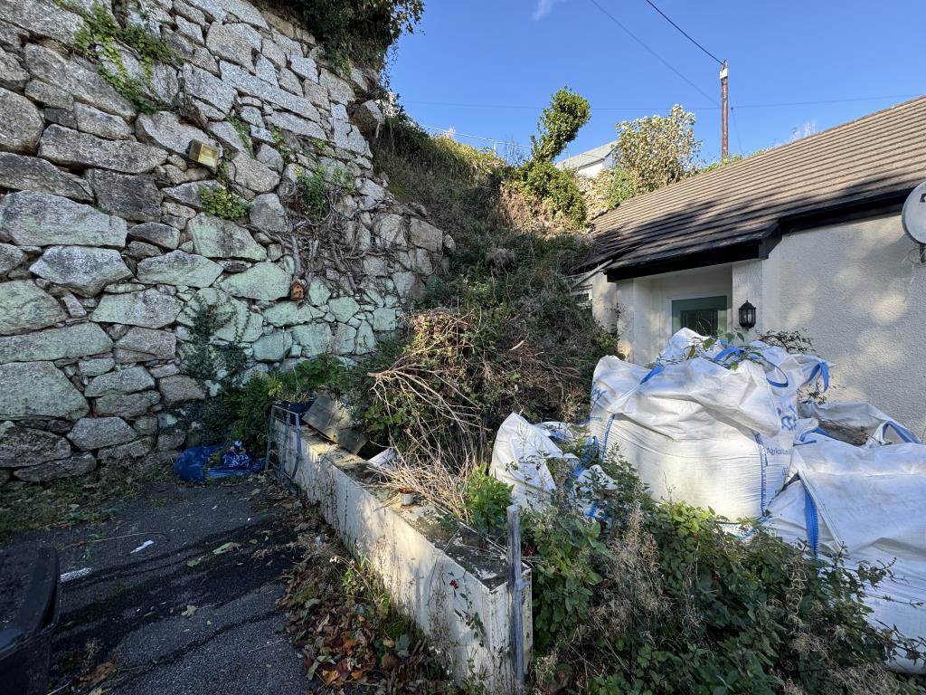 Lot: 40 - PROPERTY FOR RECONSTRUCTION - View of the damaged wall